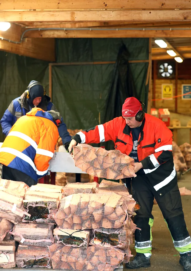 Vedproduksjon ved Kvinnherad Vekstbedrift i Uskedalen